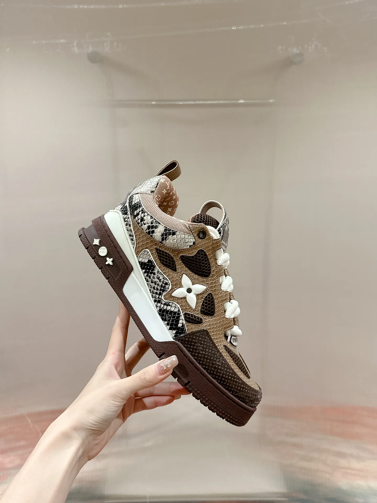 👟👟Ex-factory price 800👟👟 Louis Vuiton·Louis Vuitton🍀 🍀 LV Skate series bread shoes-skateboard shoes-basketball shoes-casual sports shoes top version🔝original purchase, development and production👍🏻[Fireworks] LV Skate has continued The View professional skateboard shoes since 2020. This style continues the fat version of the 90s. Designers added playful touches such as an open mesh tongue and exaggerated laces that pay homage to Axion, es and DC. Unlike your typical skate shoe, this LVSK8 sneaker is made from nubuck leather with TPU trim and Monogram texture. Finally, there are the logos on the heel and tongue as well as the floral pattern on the side. ☑️ Fabric: Original customized first-layer cowhide + breathable mesh ☑️ Lining: Original imported breathable mesh ☑️ Size: Female 35-40 Male 39-44 (Female 40, Male 45.46 customized, non-refundable)